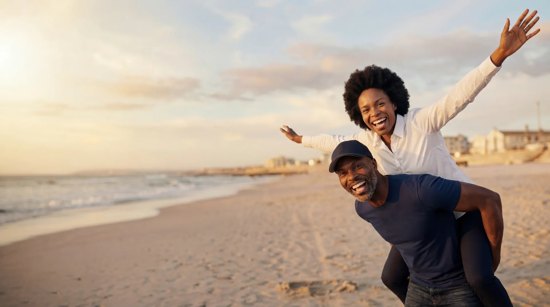 Pareja feliz en la playa
